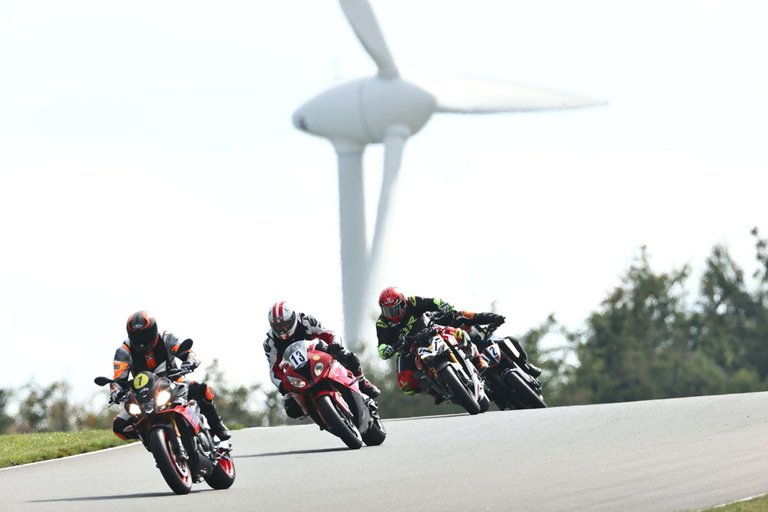 Windrad und Motorräder Rennen