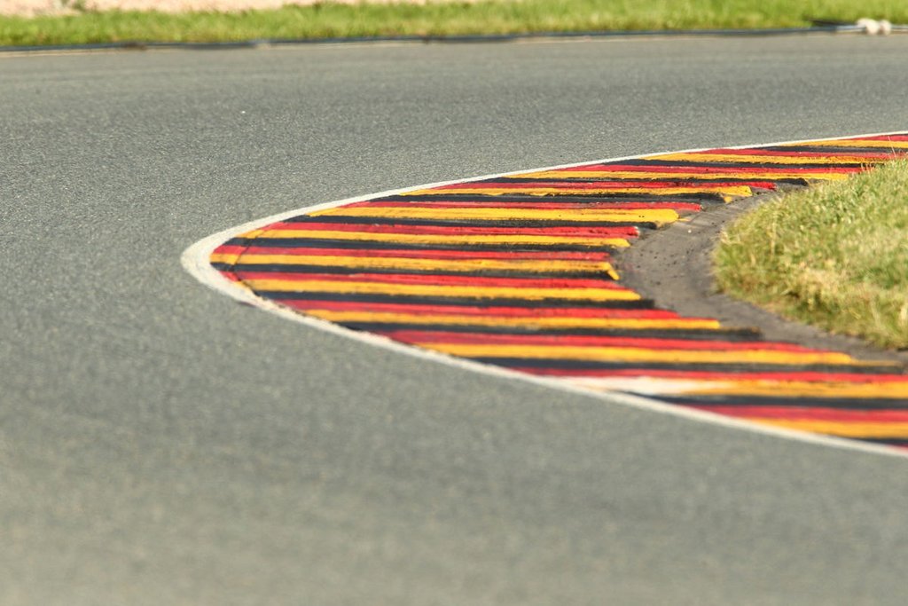 Curbs in einer Kurve am Sachsenring
