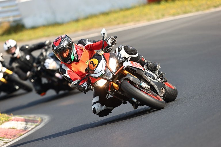 Drei Motorradfahrer in einer engen Kurve