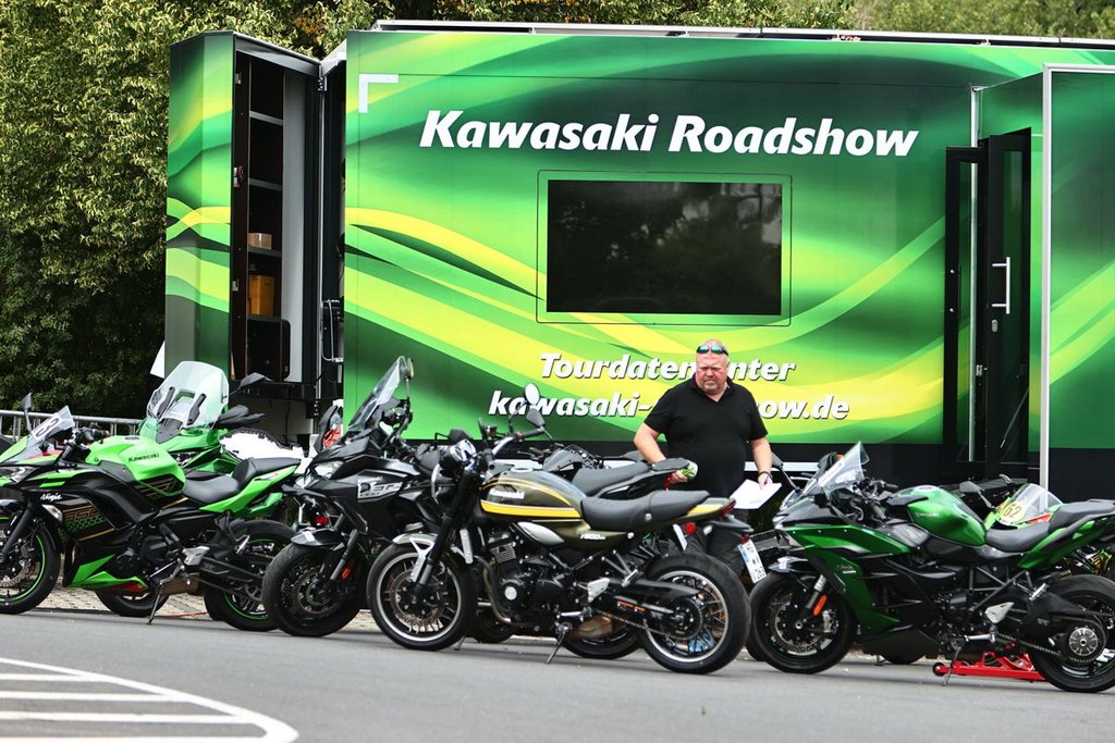 Zahlreiche Motorräder vor der Kawasaki Roadshow an der Nordschleife