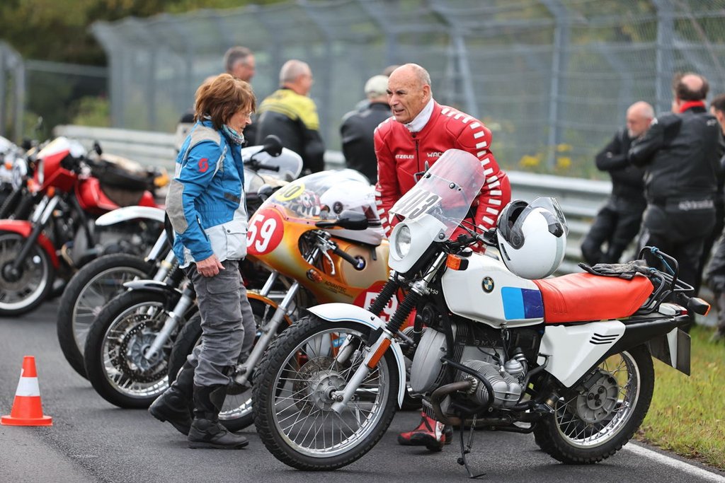Motorräder der Marke BMW mit einer weitreichenden Geschichte und einer Zuschauerin