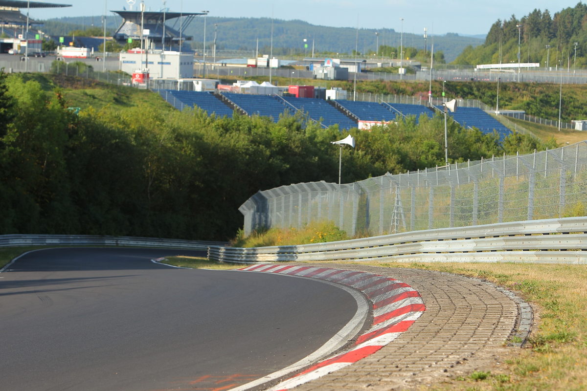Kurve der Rennstrecke Nordschleife am Nürburgring 